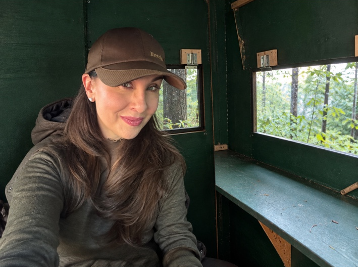 Dr. Sarah Deutsch auf dem Hochsitz
